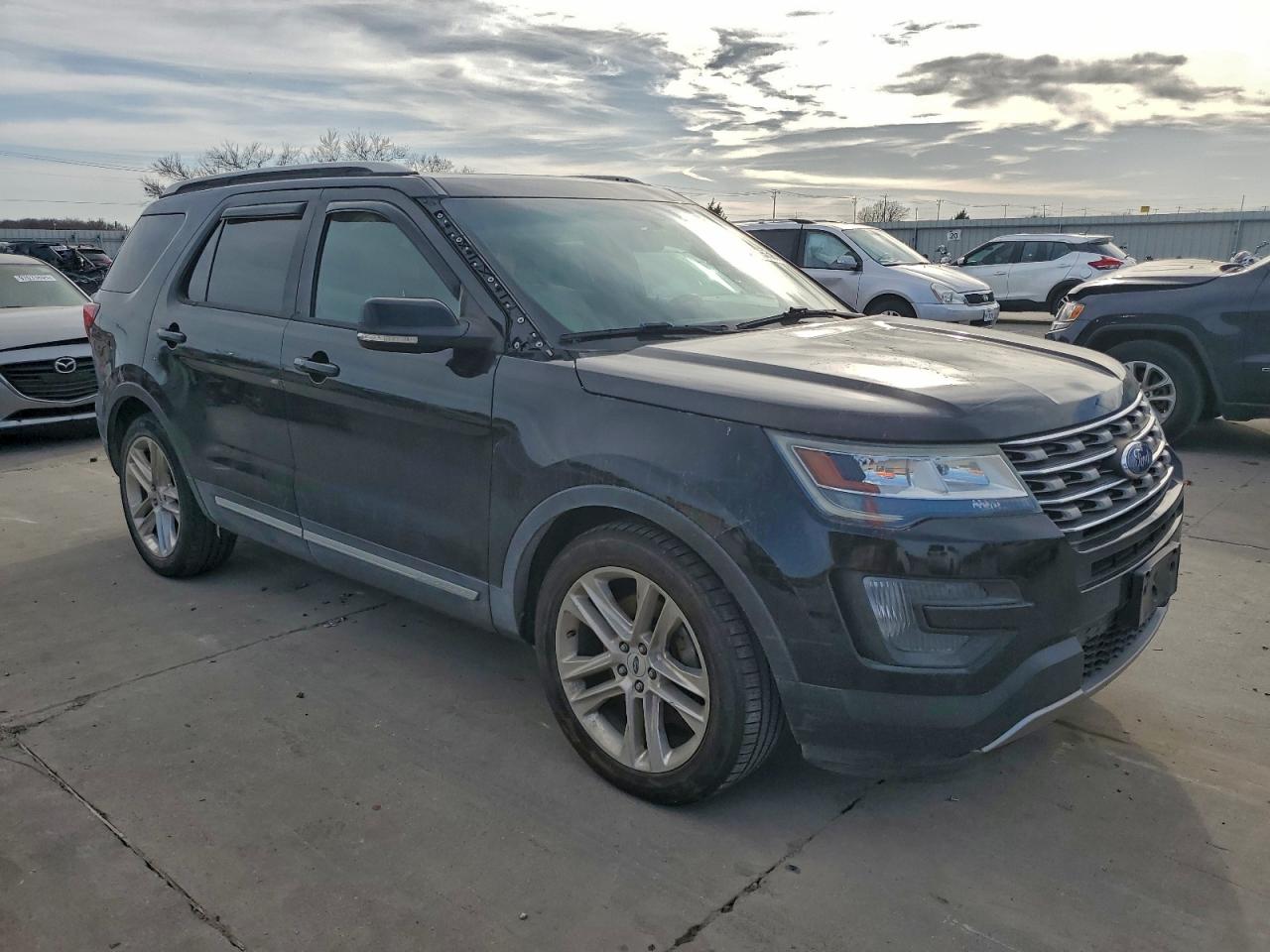 2016 FORD EXPLORER XLT photo 4