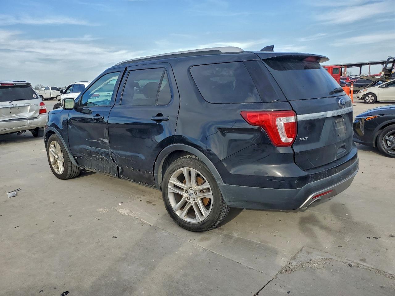 2016 FORD EXPLORER XLT photo 2