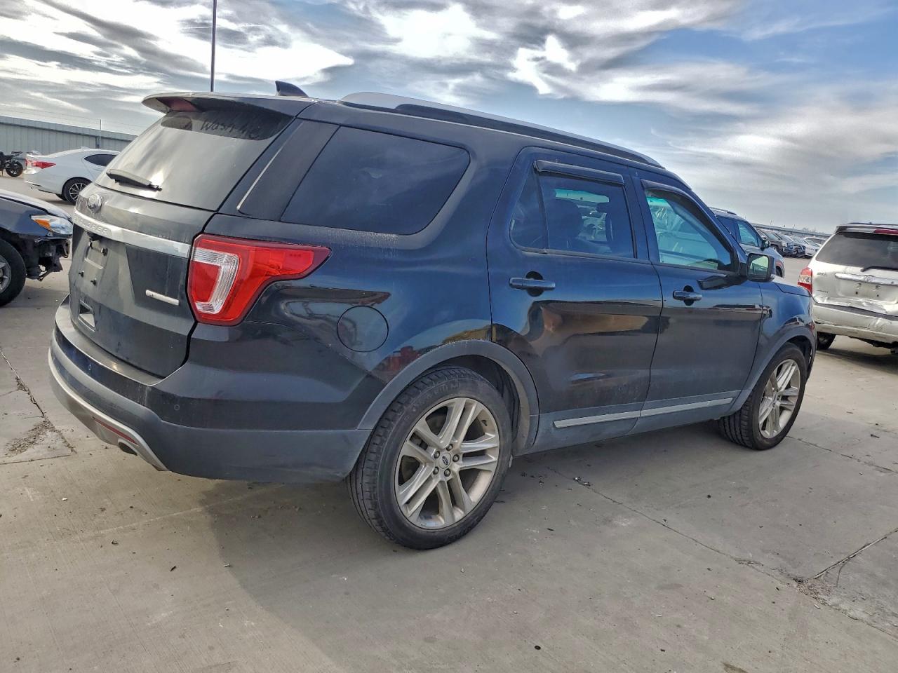2016 FORD EXPLORER XLT photo 3