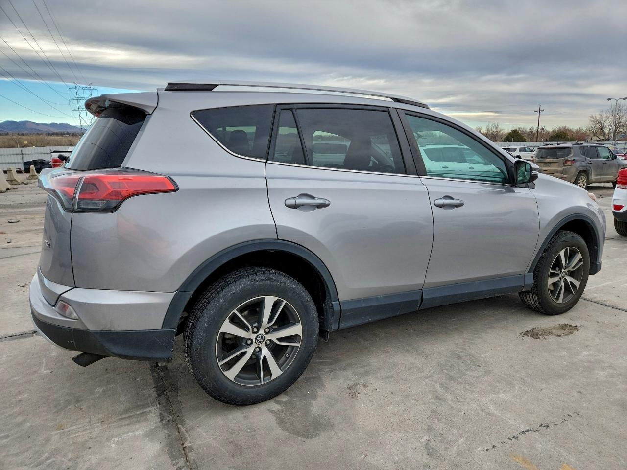 2016 TOYOTA RAV4 XLE photo 3