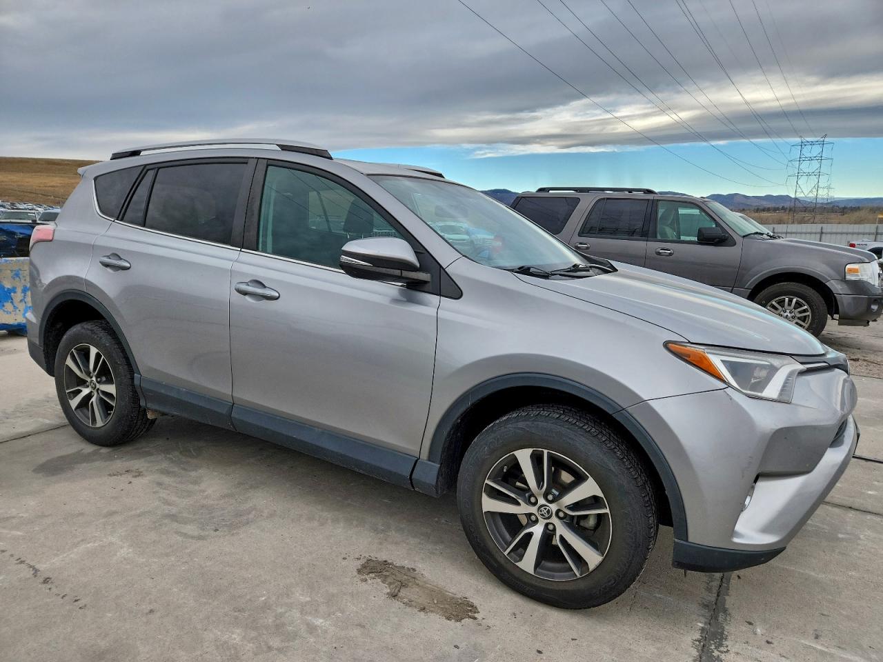 2016 TOYOTA RAV4 XLE photo 4