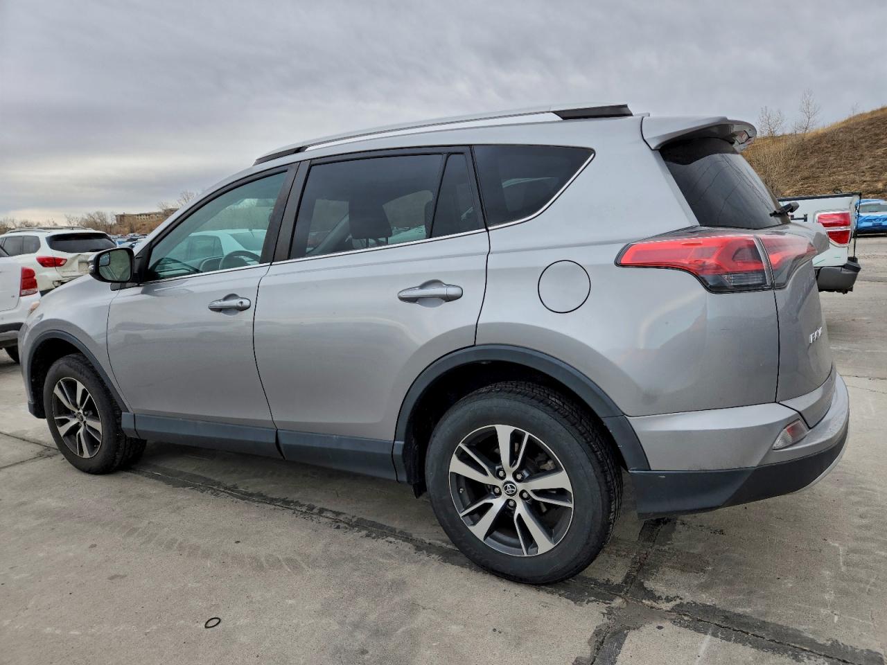 2016 TOYOTA RAV4 XLE photo 2