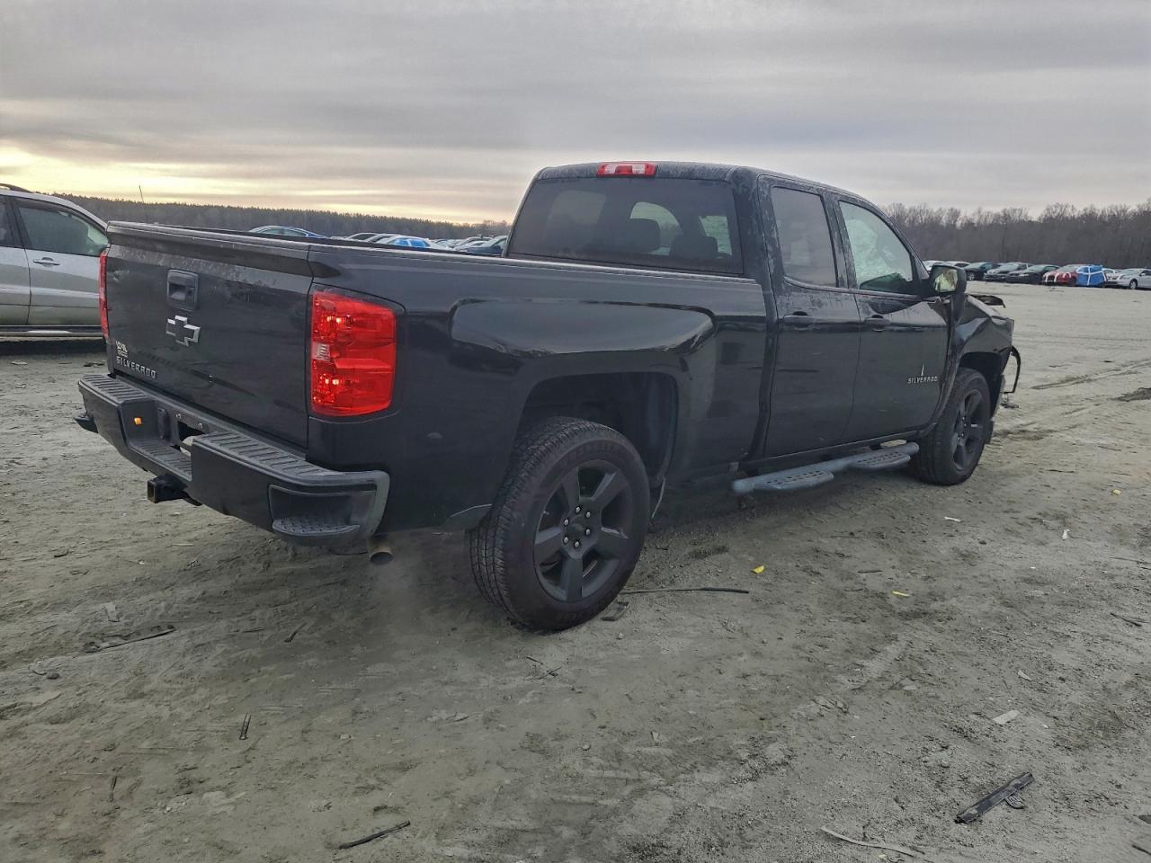 2017 CHEVROLET SILVERADO K1500 CUSTOM photo 3