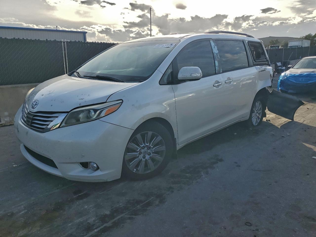 2015 TOYOTA SIENNA