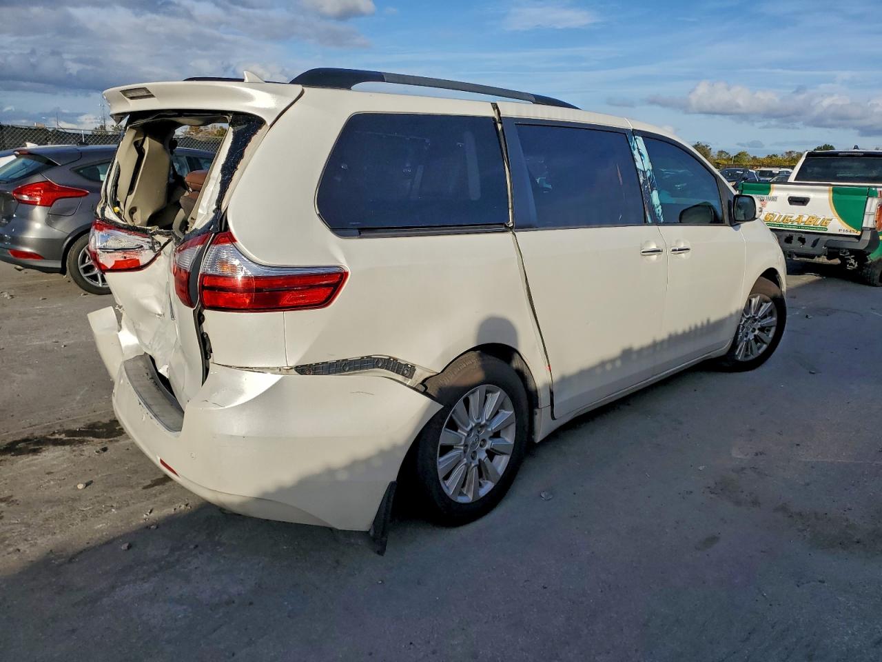 2015 TOYOTA SIENNA XLE photo 3