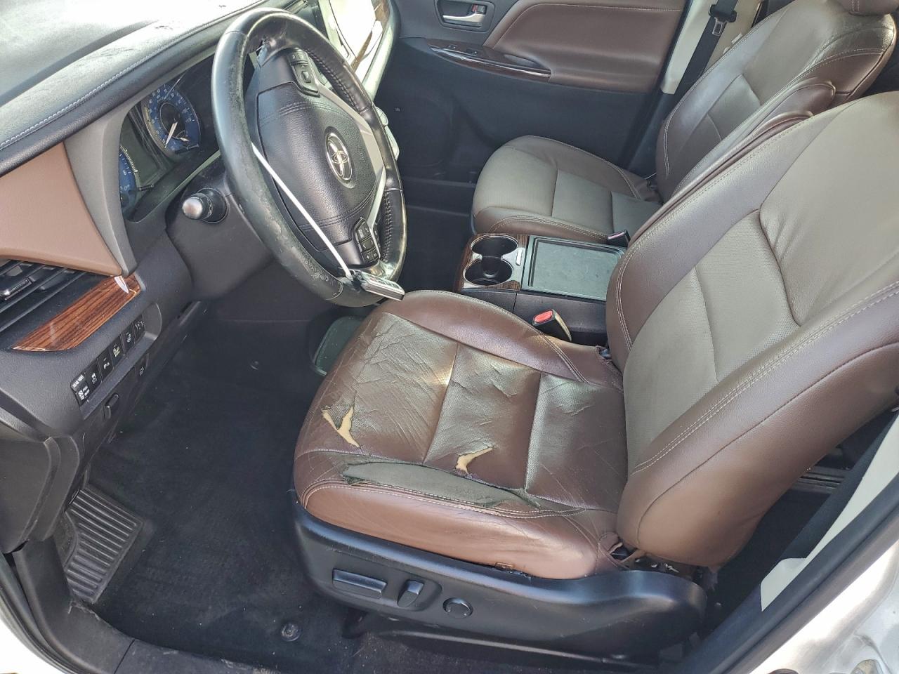 2015 TOYOTA SIENNA XLE photo 7