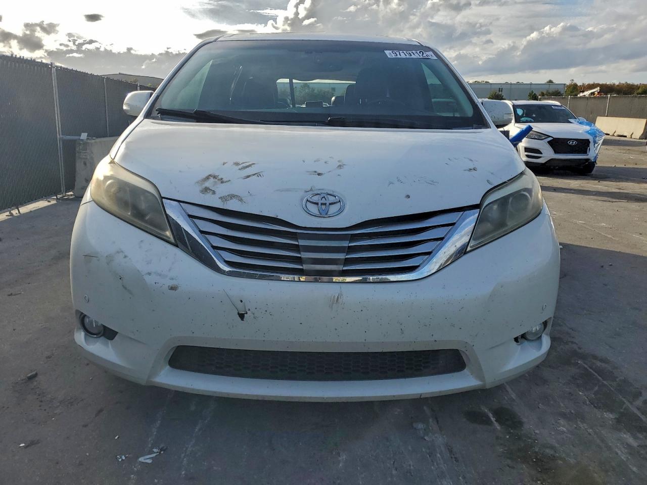 2015 TOYOTA SIENNA XLE photo 5