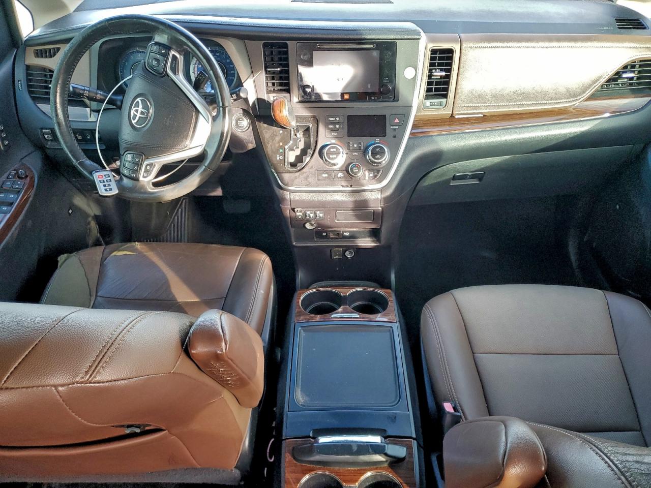 2015 TOYOTA SIENNA XLE photo 8