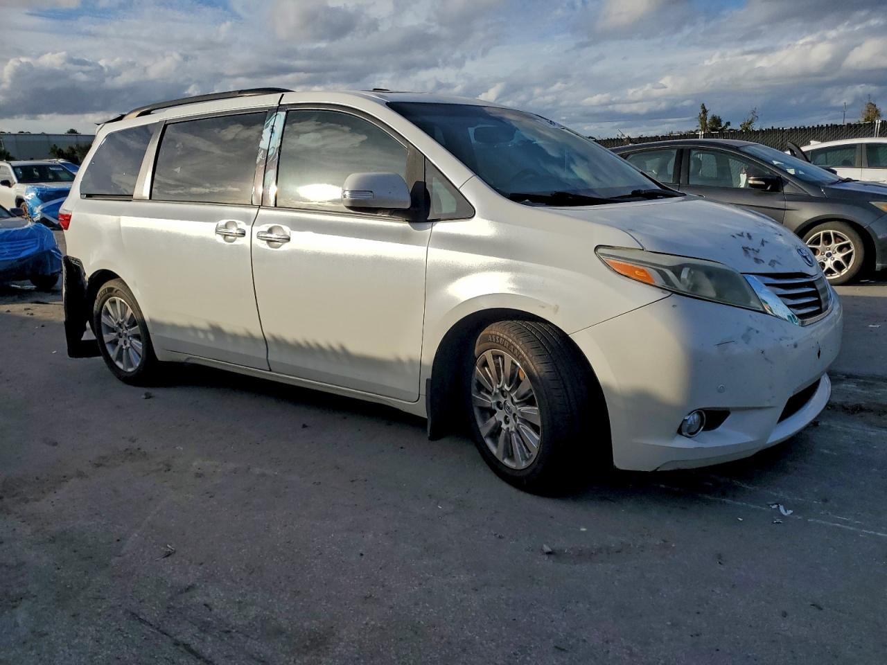 2015 TOYOTA SIENNA XLE photo 4