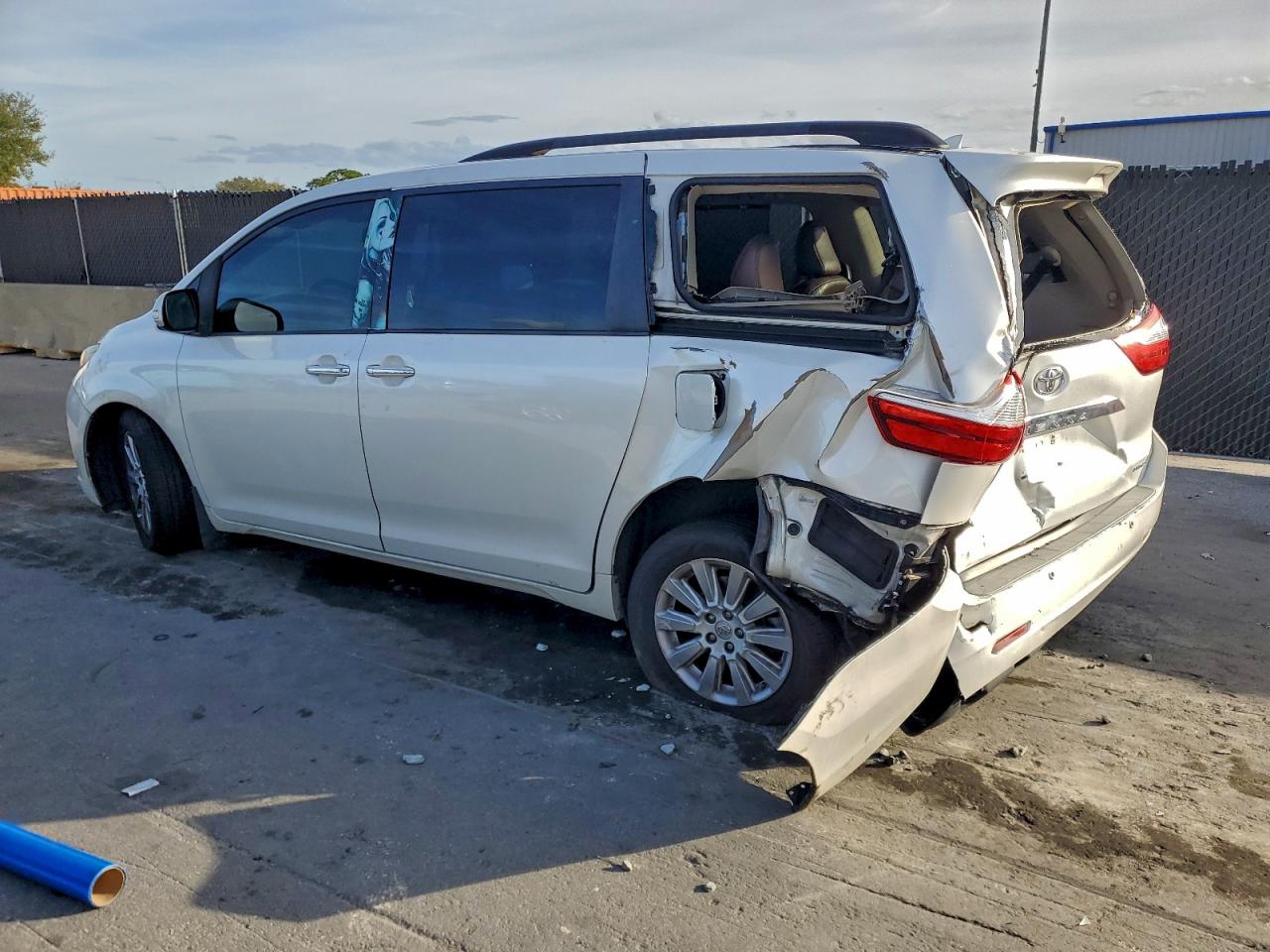 2015 TOYOTA SIENNA XLE photo 2