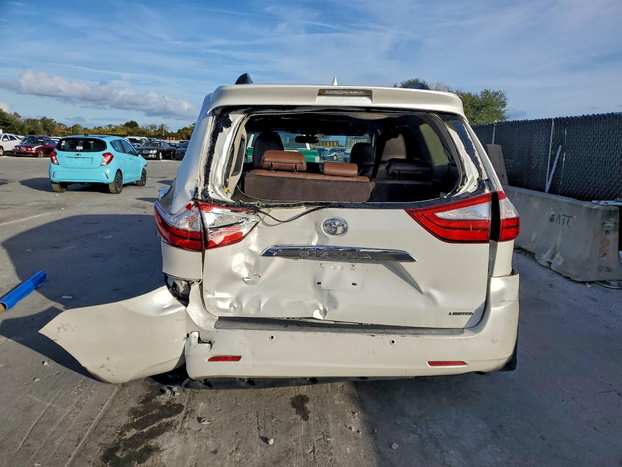 2015 TOYOTA SIENNA XLE photo 6