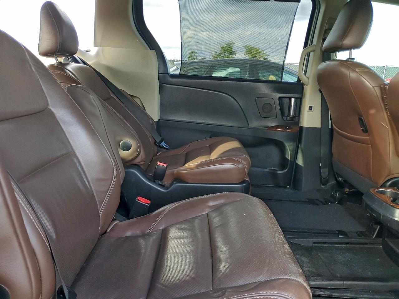 2015 TOYOTA SIENNA XLE photo 11