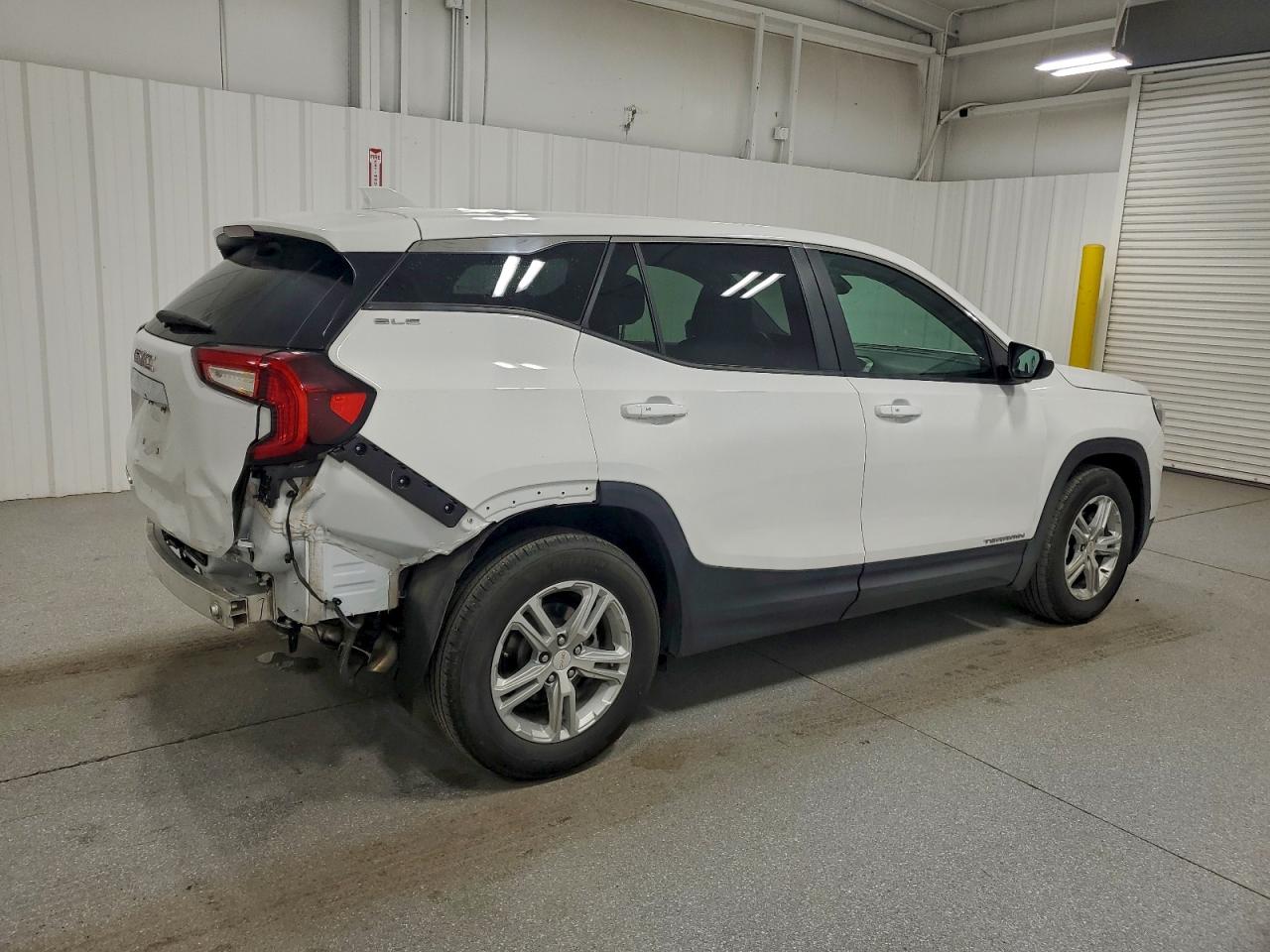 2024 GMC TERRAIN SLE photo 3