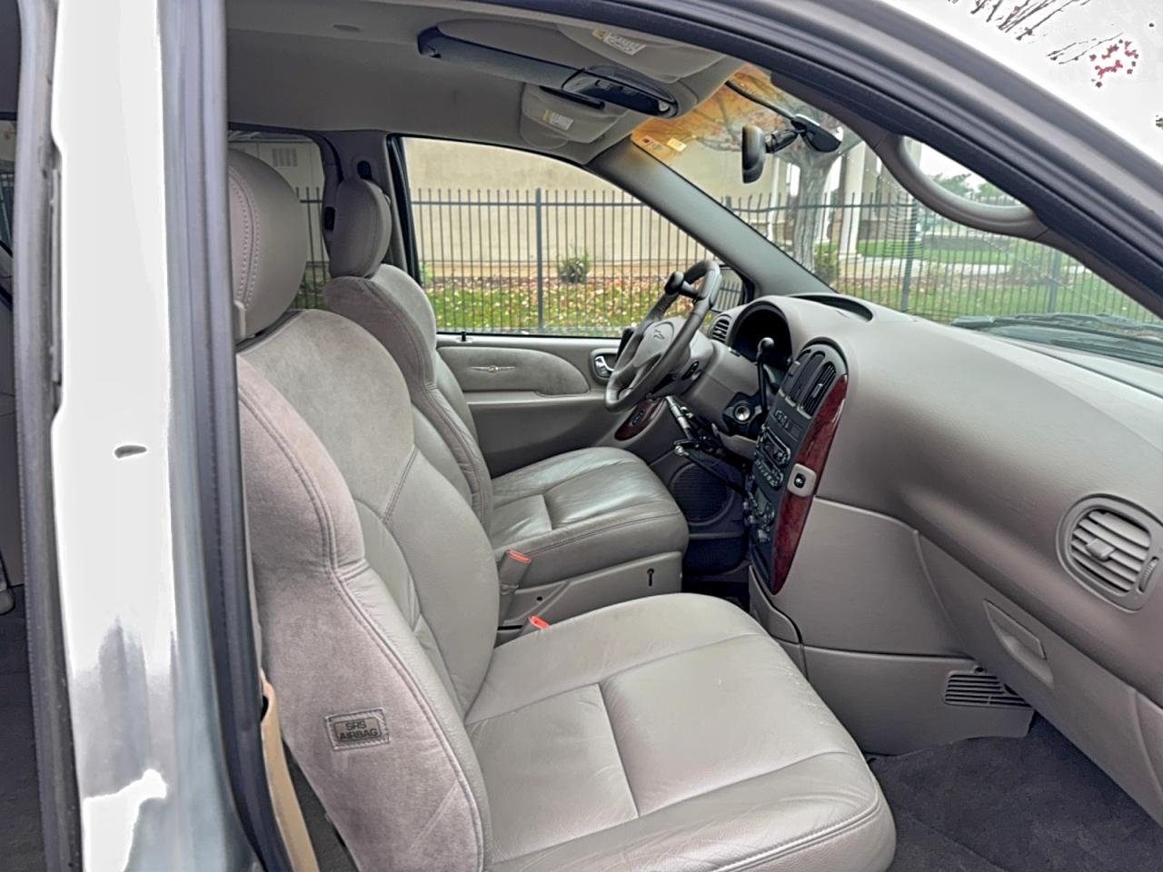 2002 CHRYSLER TOWN & COUNTRY LIMITED photo 5