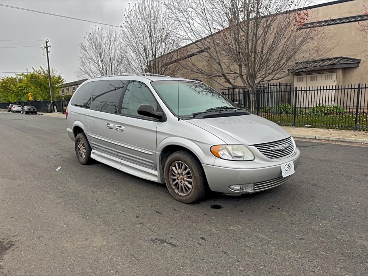 2002 CHRYSLER TOWN & COUNTRY LIMITED — NORMAL WEAR damage — photo 1