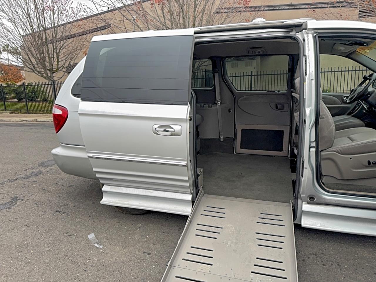 2002 CHRYSLER TOWN & COUNTRY LIMITED photo 6