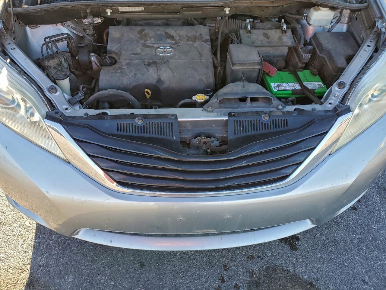 2013 TOYOTA SIENNA LE photo 12