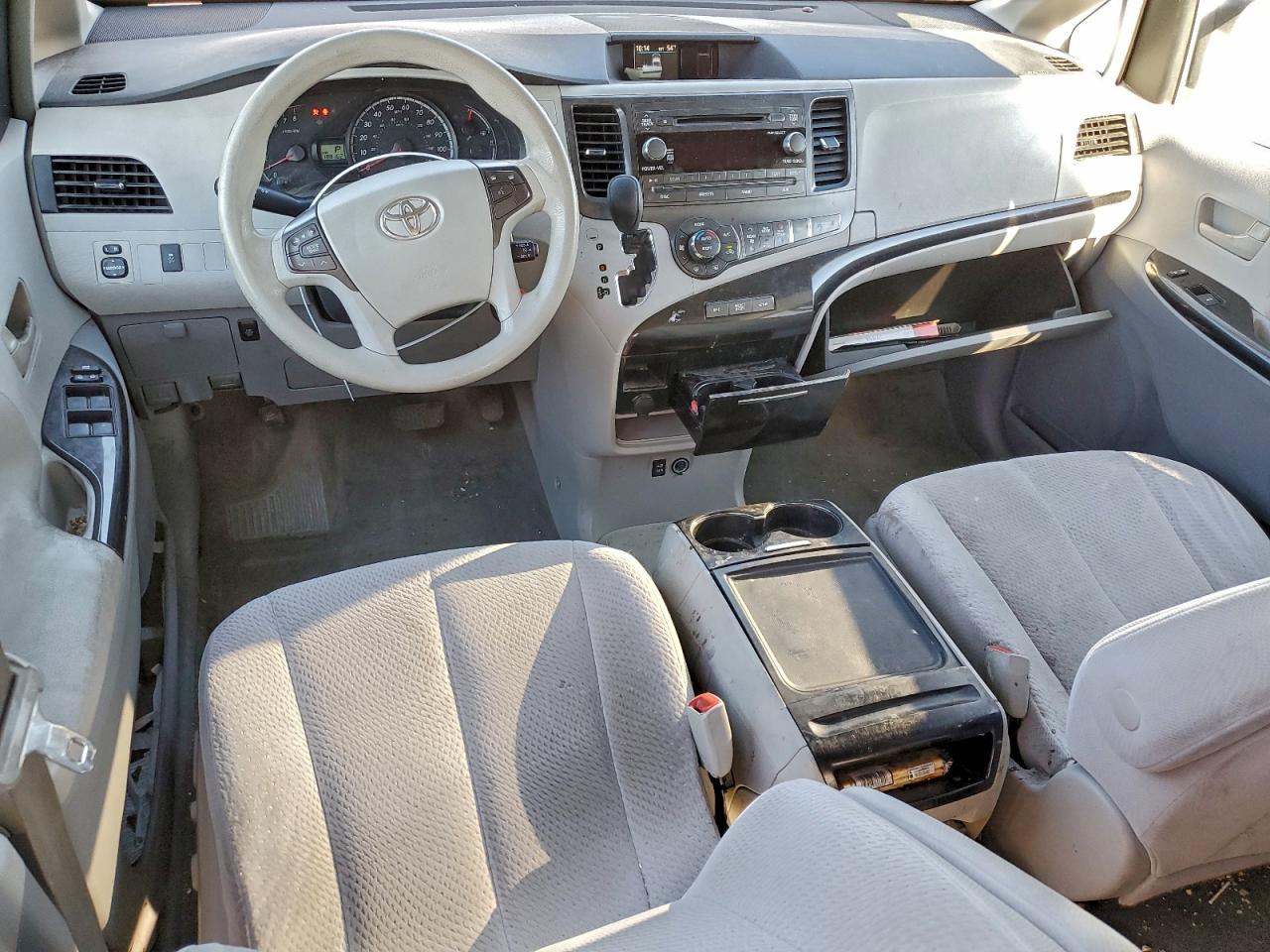 2013 TOYOTA SIENNA LE photo 8