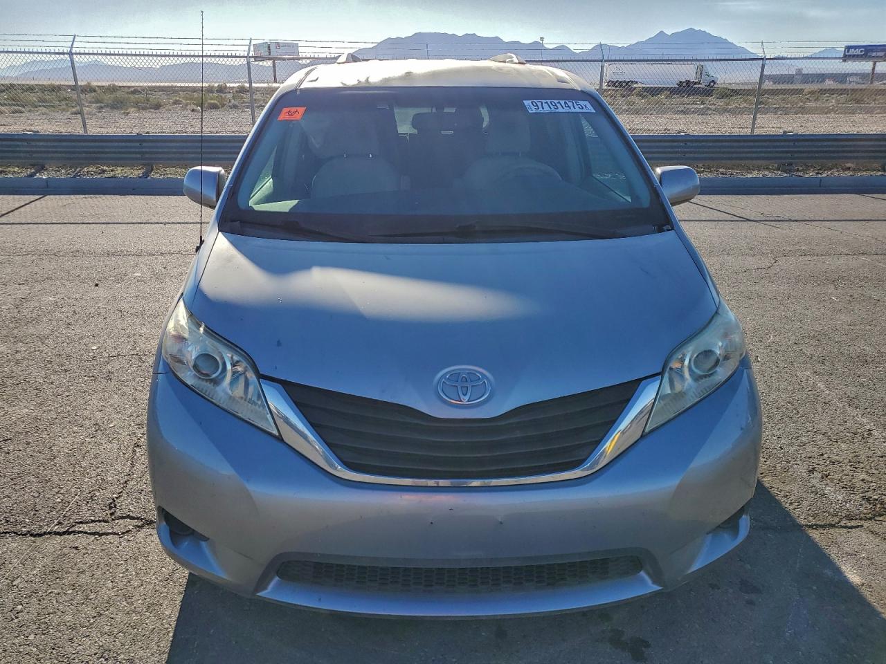 2013 TOYOTA SIENNA LE photo 5