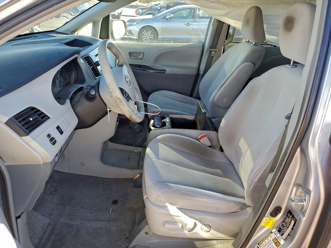 2013 TOYOTA SIENNA LE photo 7