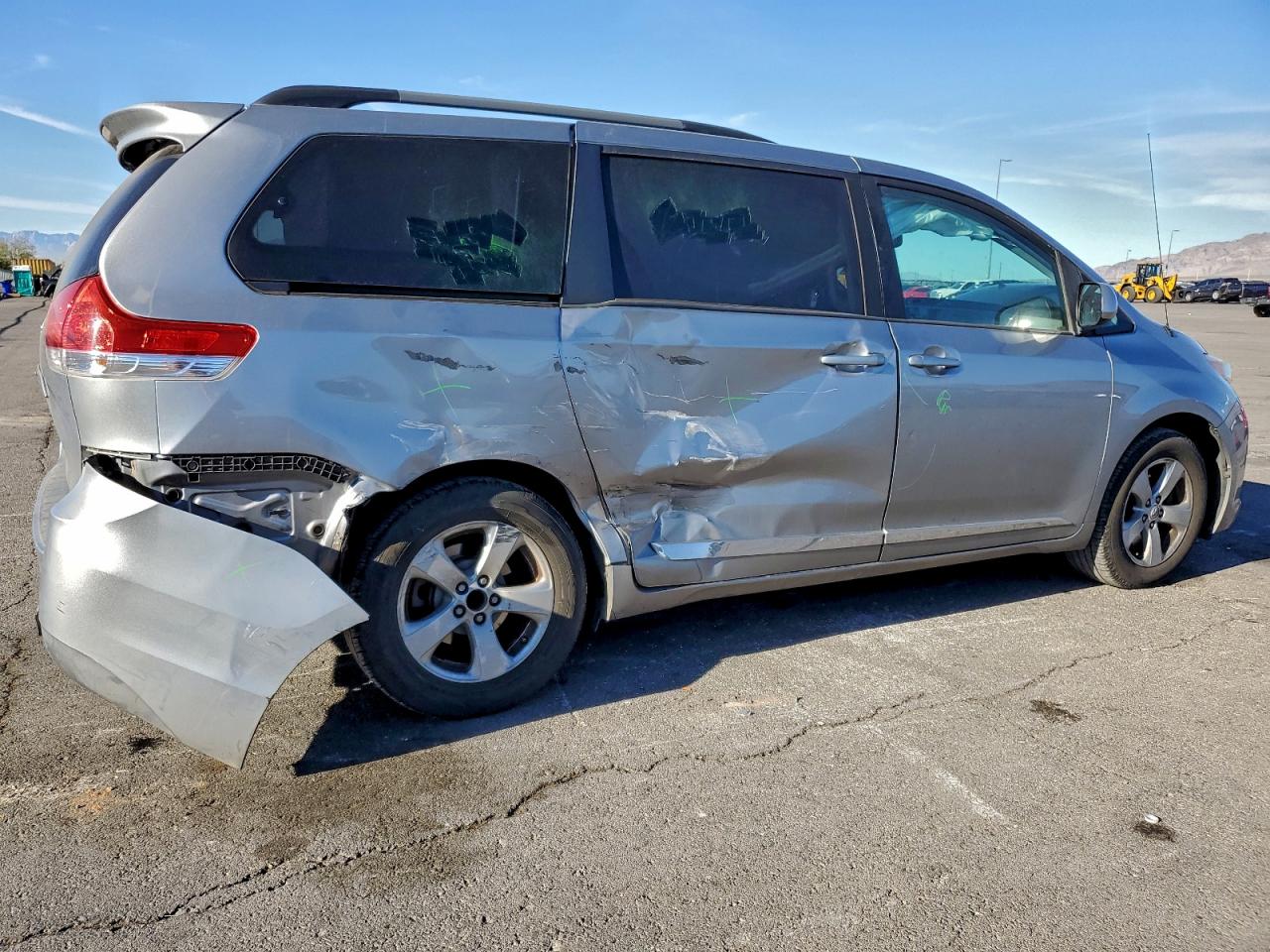 2013 TOYOTA SIENNA LE photo 3