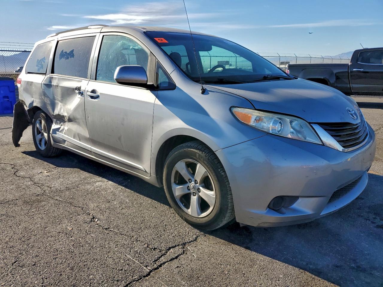 2013 TOYOTA SIENNA LE photo 4
