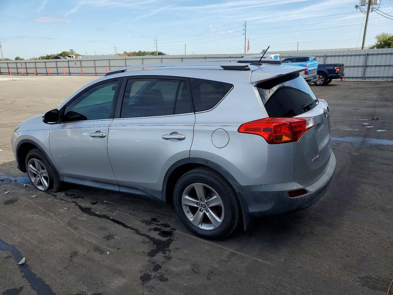 2015 TOYOTA RAV4 XLE photo 3