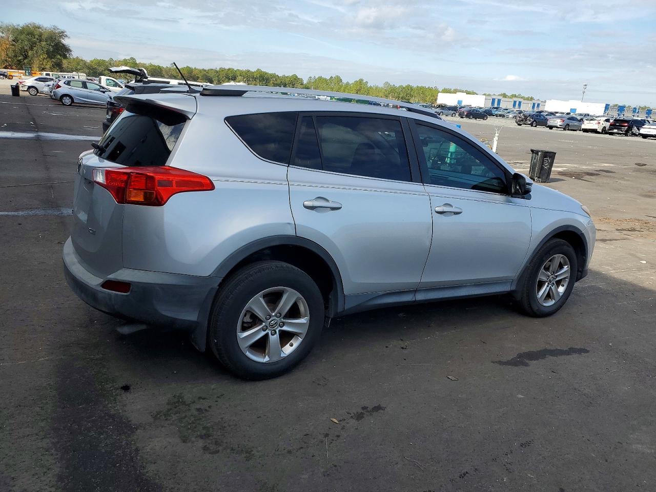 2015 TOYOTA RAV4 XLE photo 5