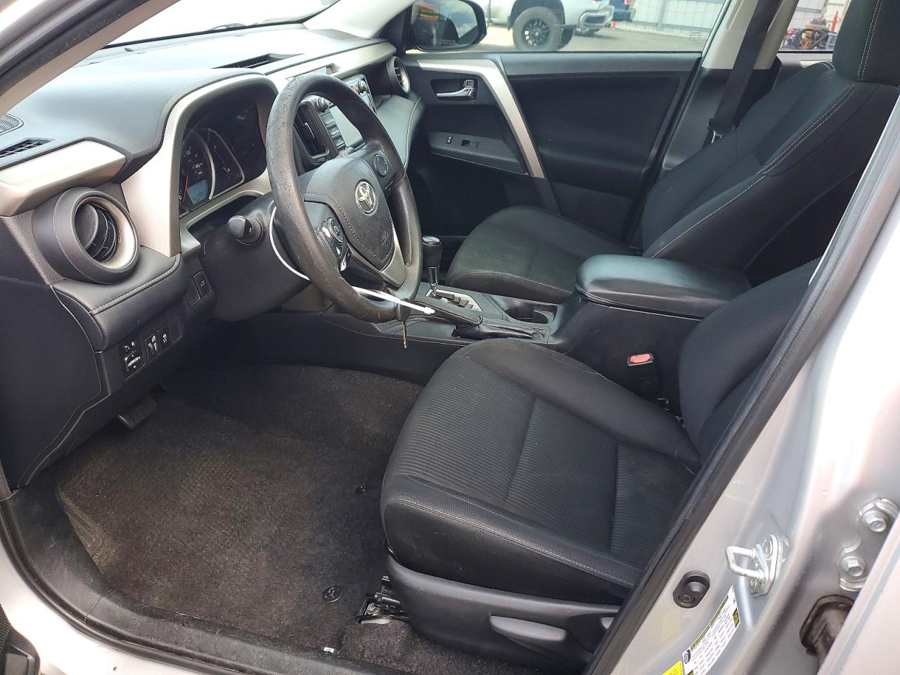 2015 TOYOTA RAV4 XLE photo 13
