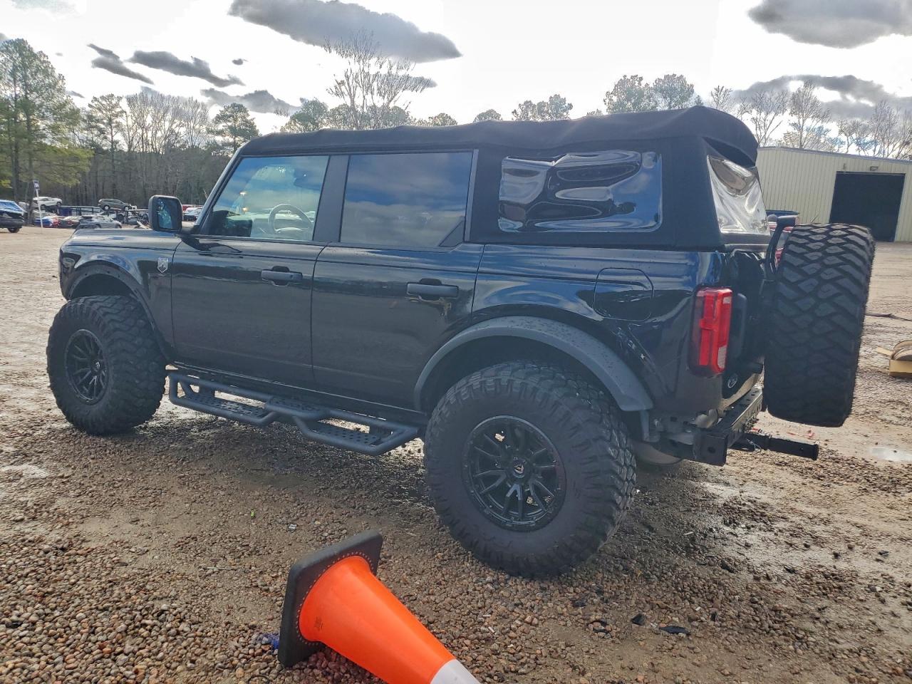 2021 FORD BRONCO BASE photo 2