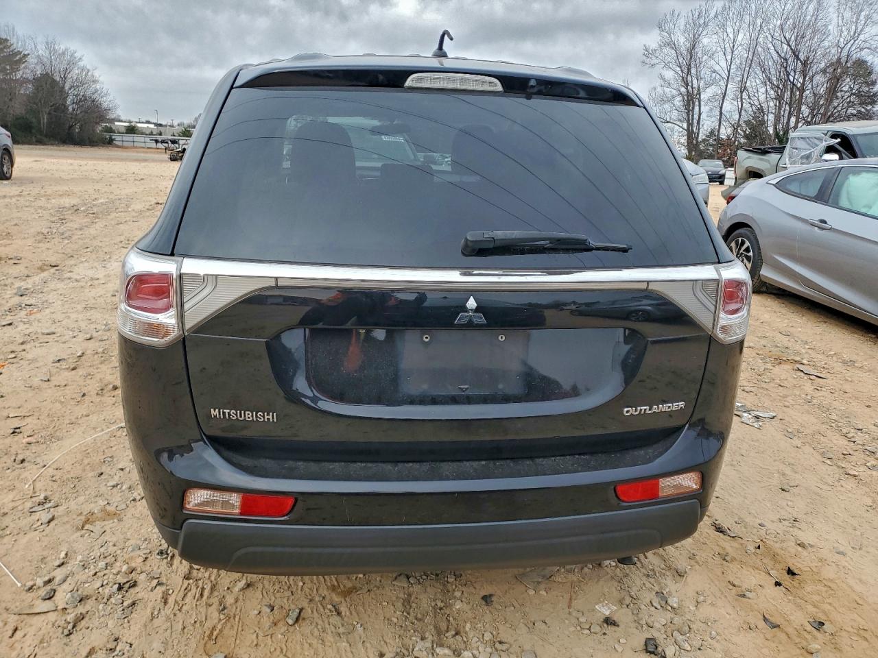 2014 MITSUBISHI OUTLANDER SE photo 6