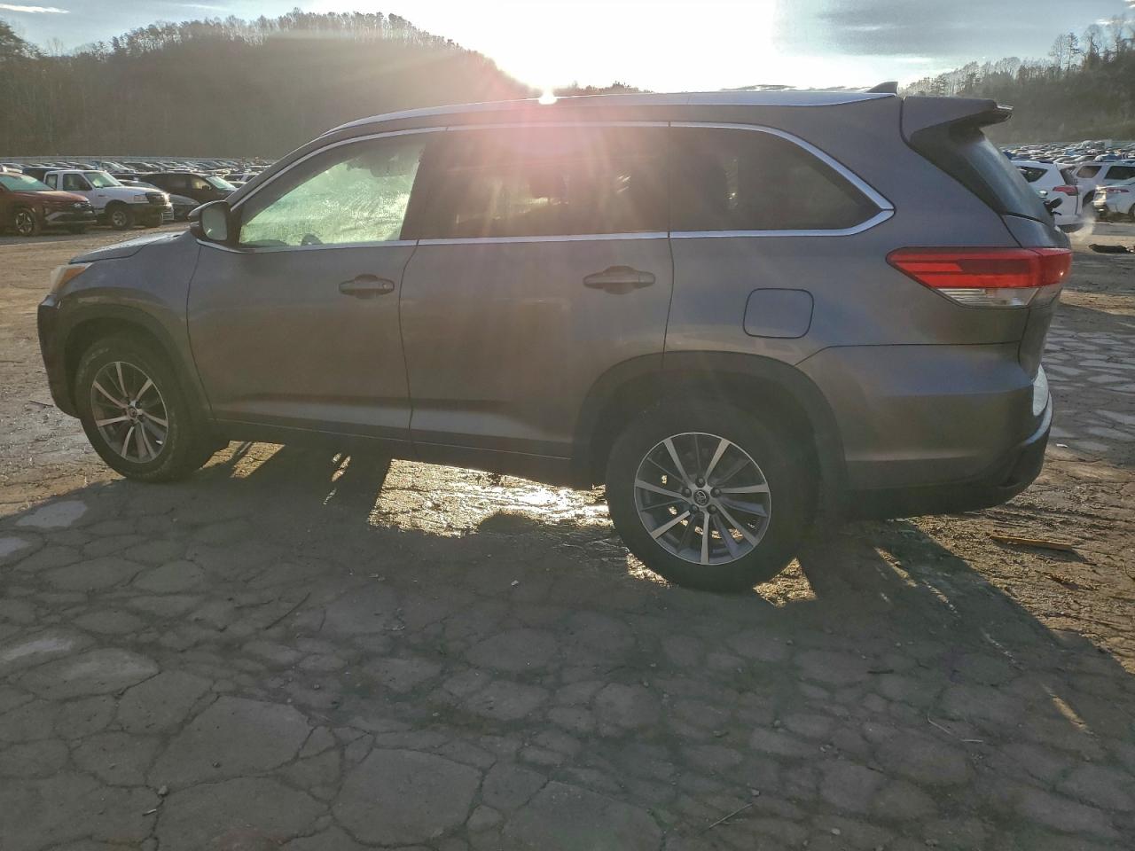 2018 TOYOTA HIGHLANDER SE photo 2