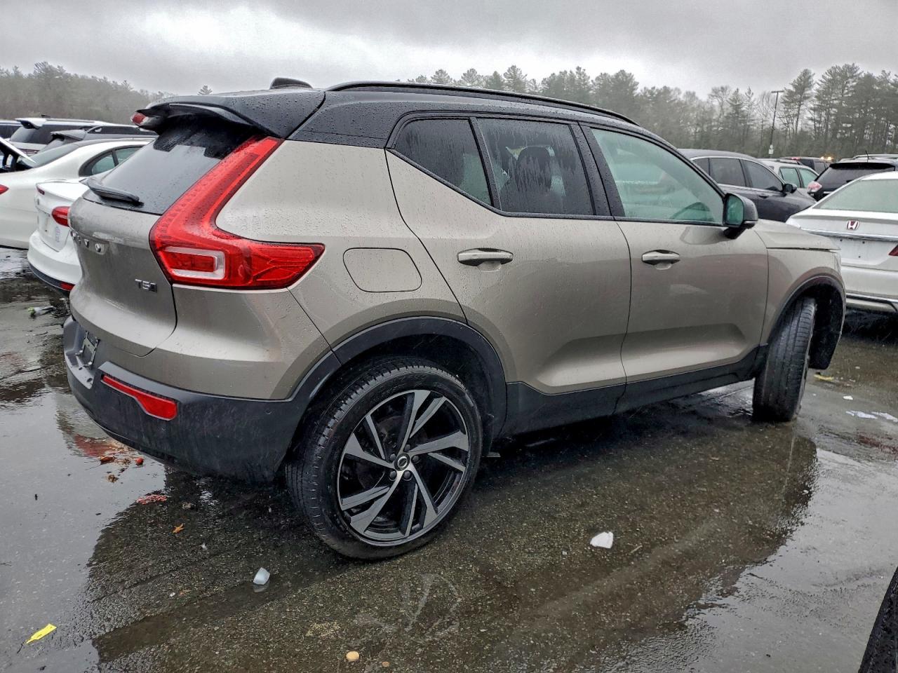 2022 VOLVO XC40 T5 R-DESIGN photo 3