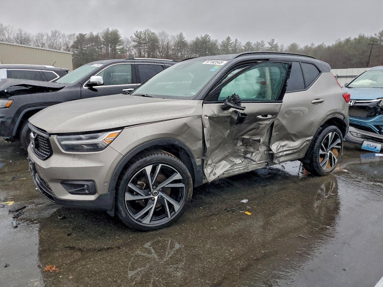 2022 VOLVO XC40