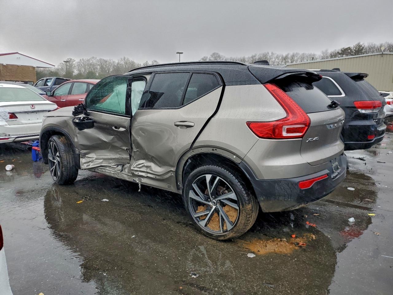 2022 VOLVO XC40 T5 R-DESIGN photo 2