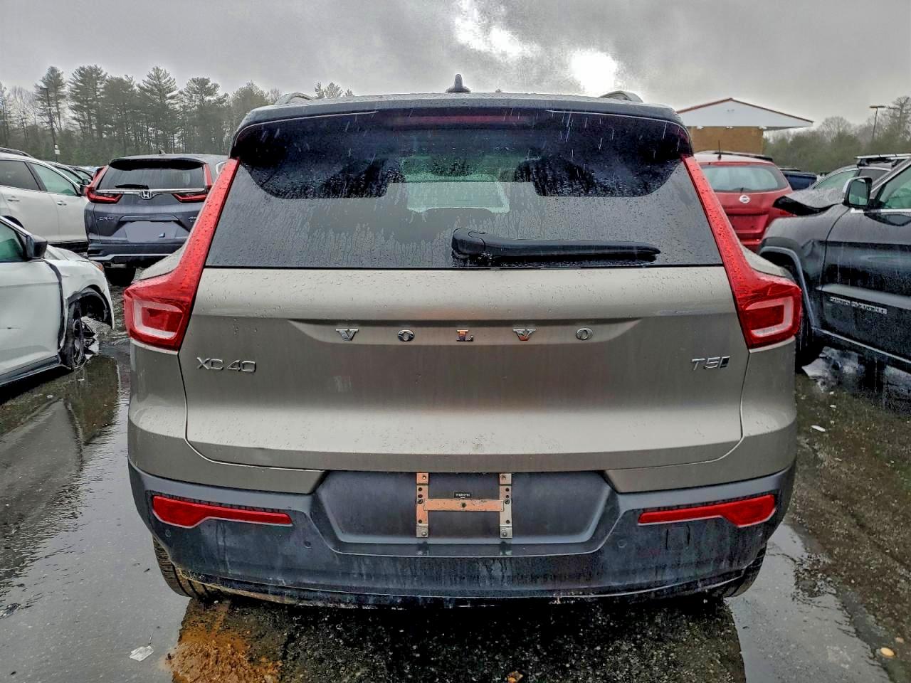 2022 VOLVO XC40 T5 R-DESIGN photo 6