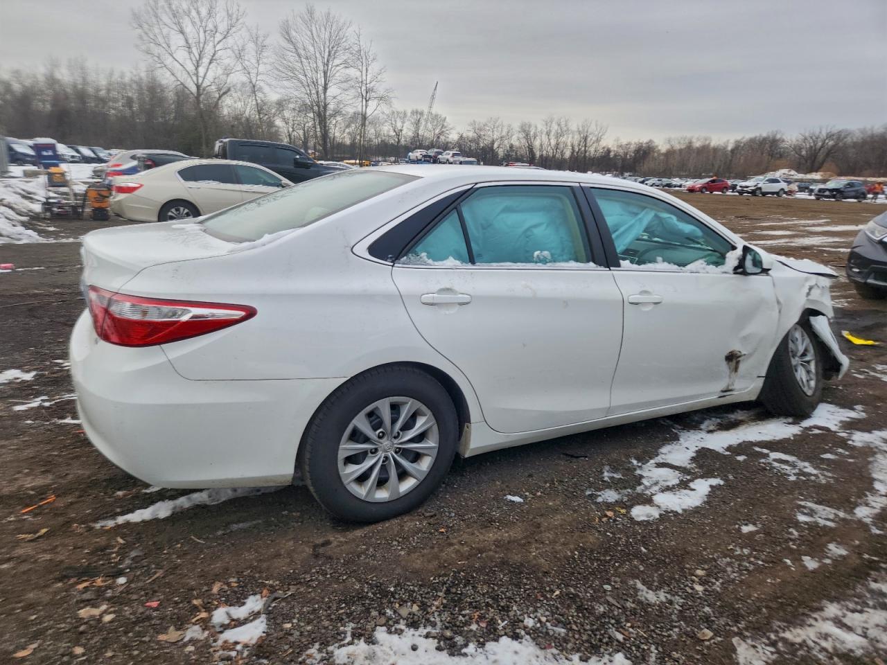 2016 TOYOTA CAMRY LE photo 3