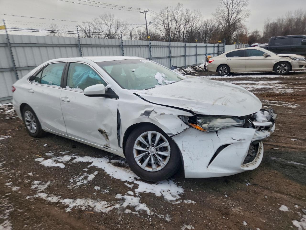 2016 TOYOTA CAMRY LE photo 4