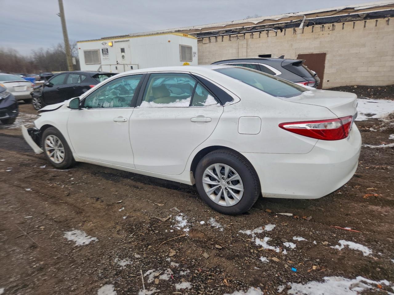 2016 TOYOTA CAMRY LE photo 2