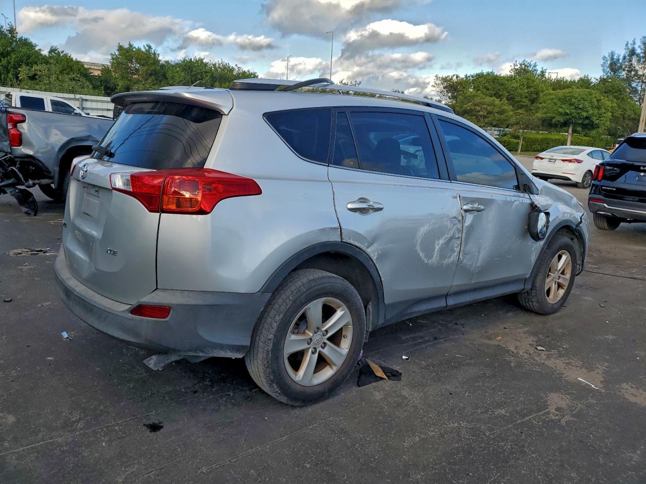 2013 TOYOTA RAV4 XLE photo 3
