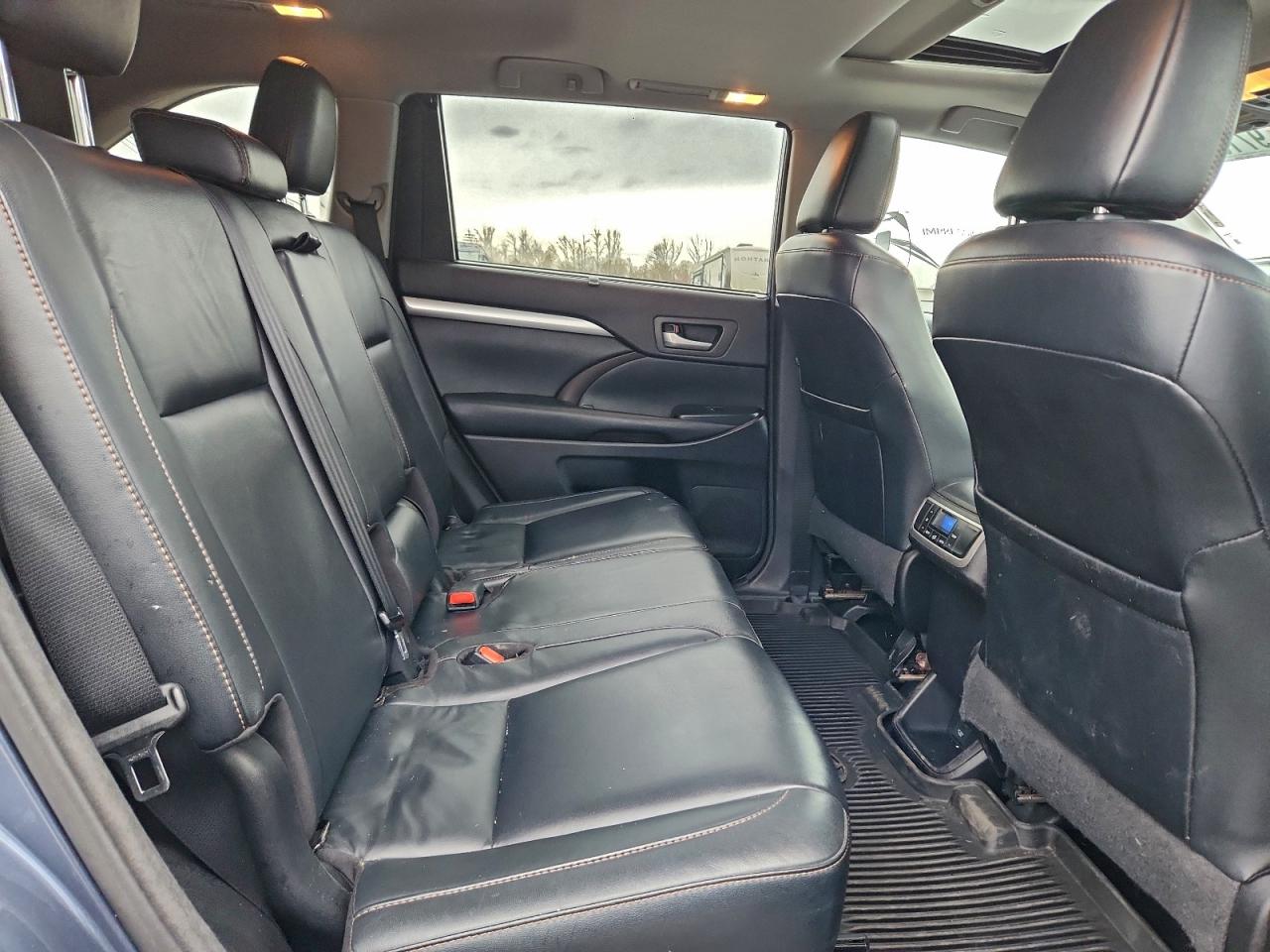 2018 TOYOTA HIGHLANDER SE photo 19