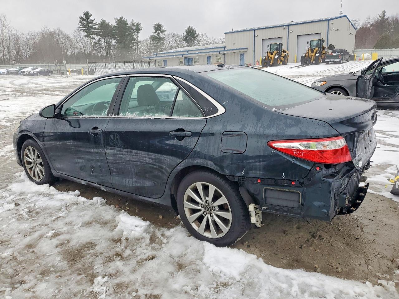 2017 TOYOTA CAMRY LE photo 2