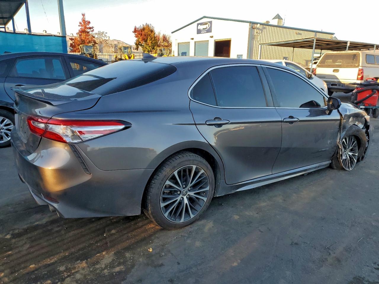 2020 TOYOTA CAMRY SE photo 3