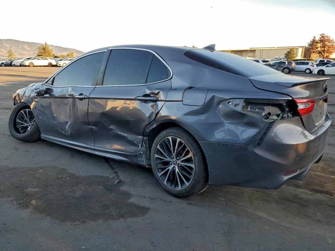 2020 TOYOTA CAMRY SE photo 2