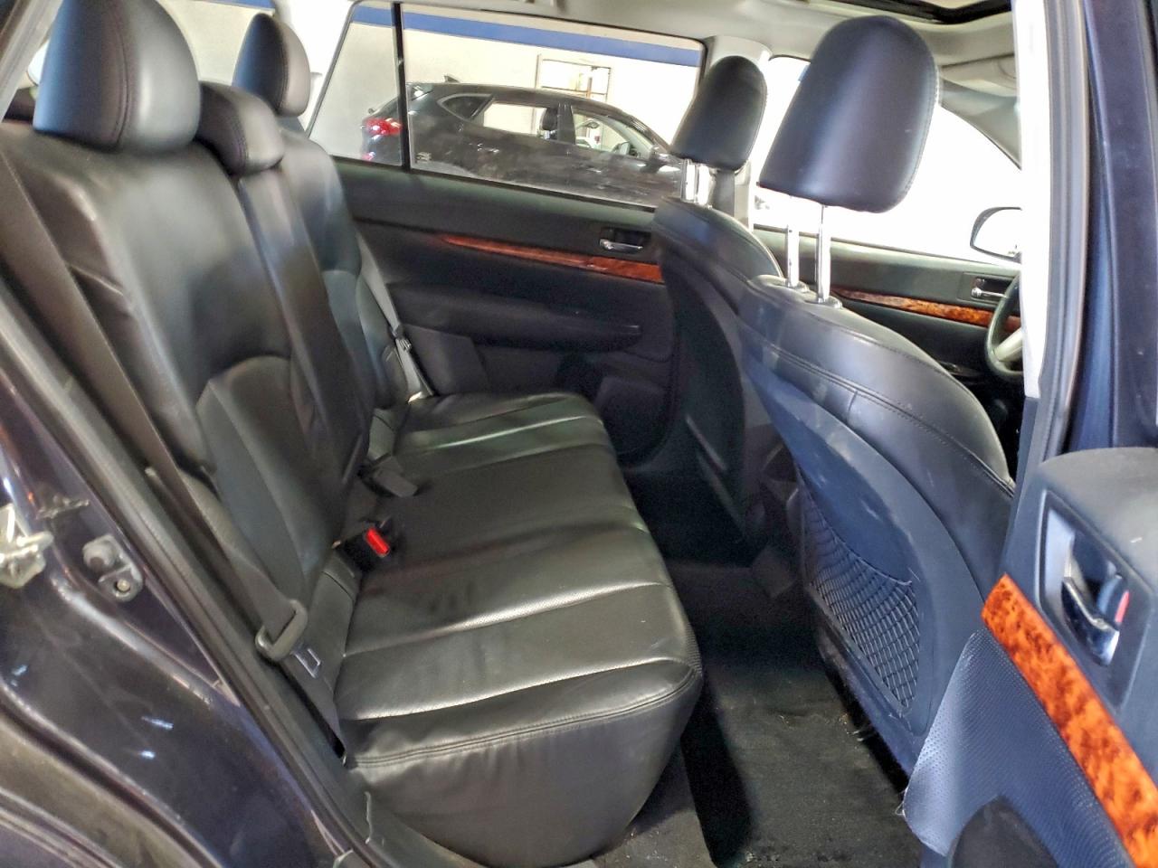 2011 SUBARU OUTBACK photo 11