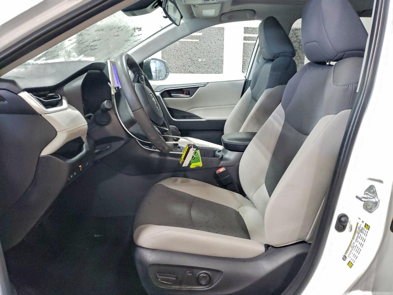 2025 TOYOTA RAV4 XLE photo 7