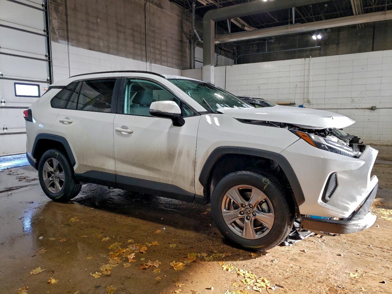 2025 TOYOTA RAV4 XLE photo 4