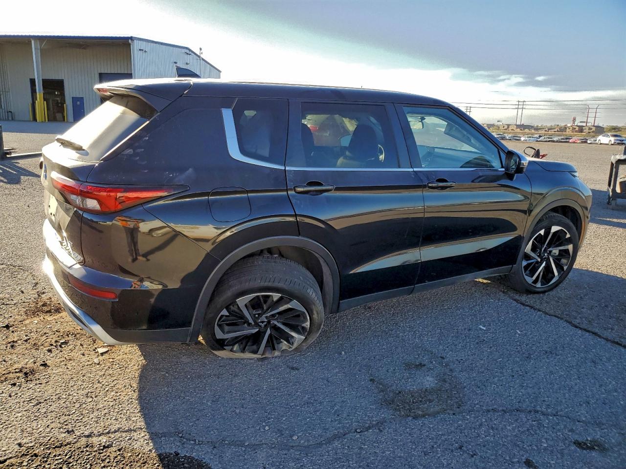 2024 MITSUBISHI OUTLANDER SE photo 3
