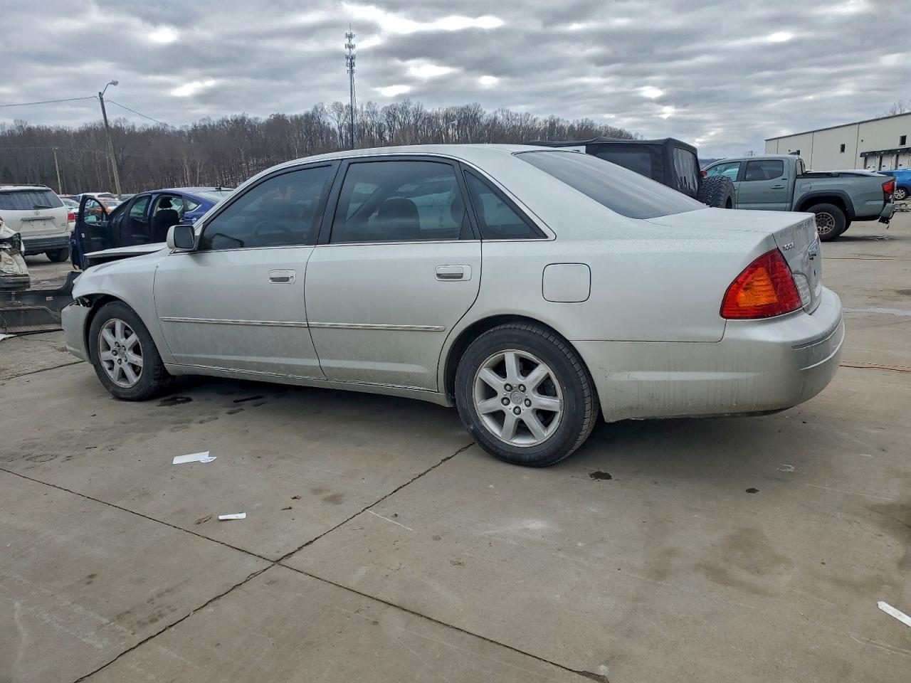 2000 TOYOTA AVALON XL photo 2
