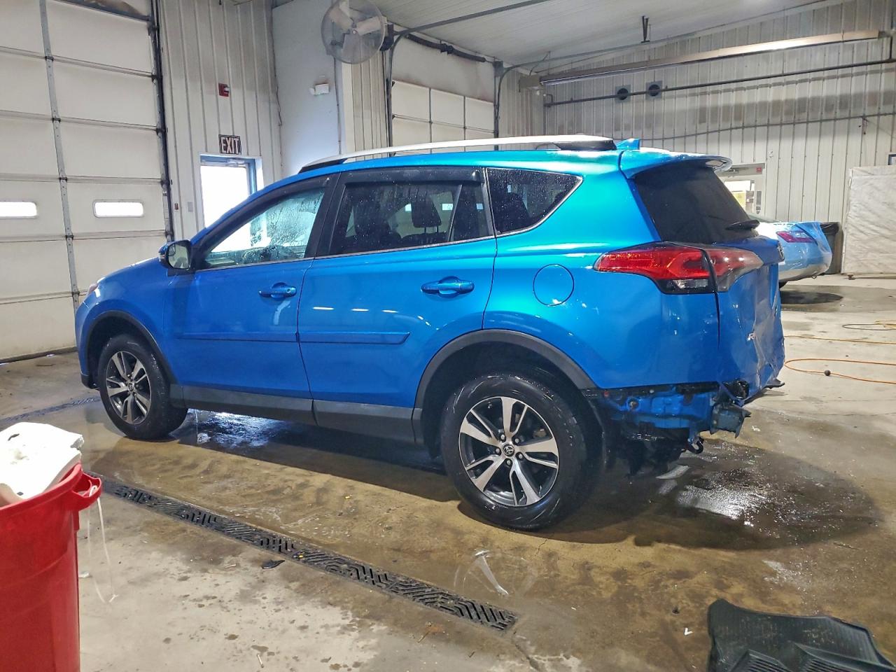 2017 TOYOTA RAV4 XLE photo 3